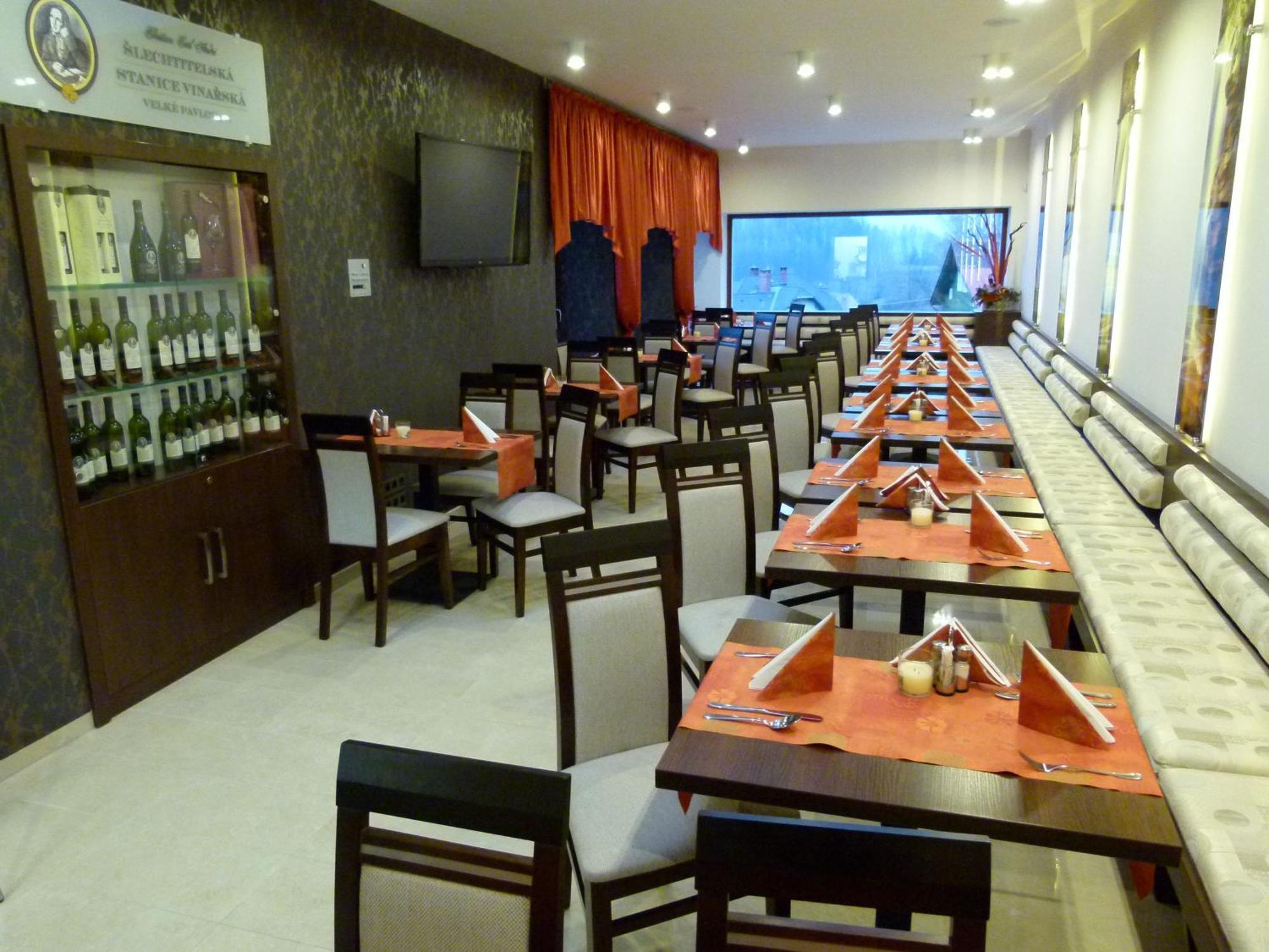 斯拉尼德芙酒店 耶塞尼克 外观 照片